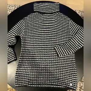Barbour B/W Turtleneck Sweater
Size 12